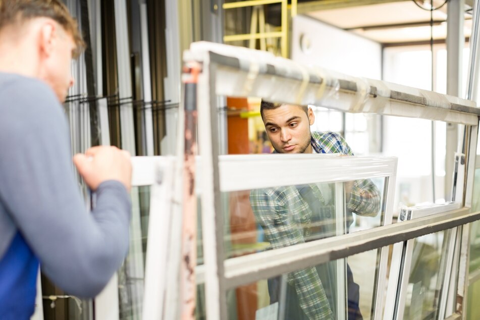 instalacion de ventana o puerta de aluminio mostrando la experiencia en transformar espacios