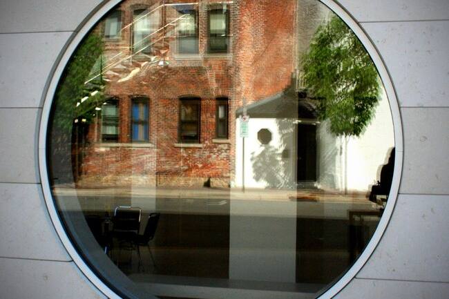 Detalle de ojo de buey en una ventana de negocio